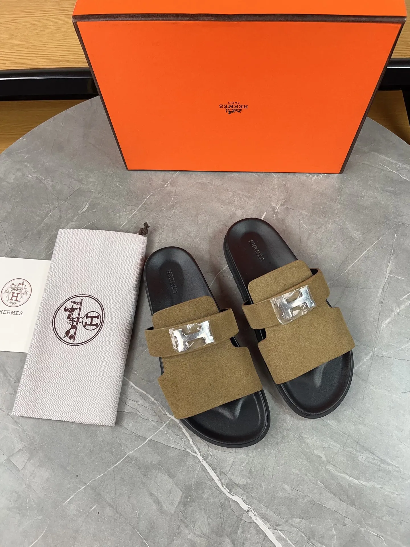 p440🐮🐮H family classic (couples) buckle slippers ✅ Hermes Hermes spring and summer sandals series! Classic style, always popular slippers - sandals, great with any combination! ! ! Upper: imported palmprint PU inner lining: imported mixed sheepskin Outsole: Tpu non-slip and wear-resistant outsole Female size: 35-40 (41 customized) Male size: 39-45 (39.45 customized)